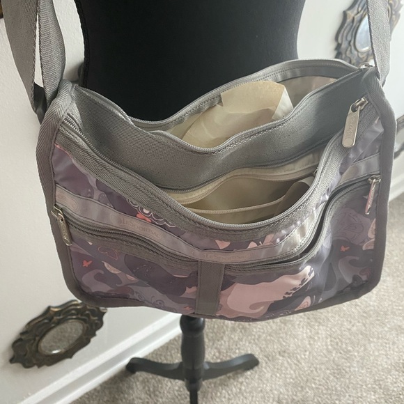 LeSportsac crossbody purse. - Picture 5 of 6